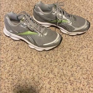 Ladies Reebok 9 1/2 Smooth Fit Tennis shoe